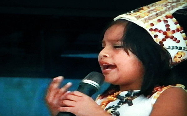 Niña de Lempira hace llorar al nuevo presidente de Honduras