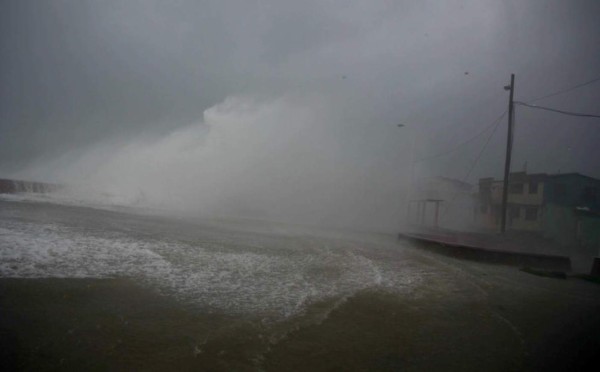 La impactante foto del huracán Matthew tocando tierra en el Caribe