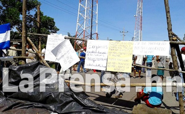 Desalojan a pobladores en toma de carretera a Puerto de Castilla