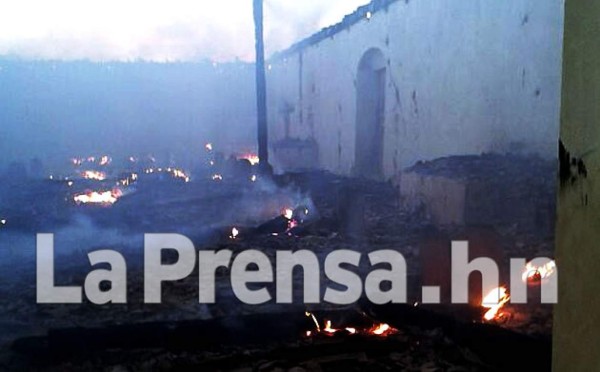 Honduras: Incendio consume iglesia colonial en Lempira