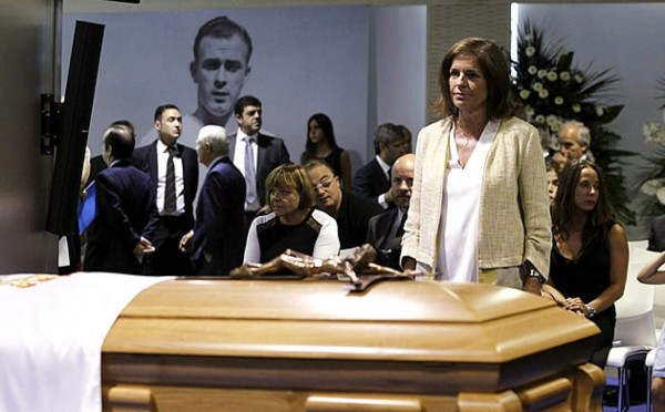 Felipe VI rinde homenaje a la 'figura irrepetible' de Di Stéfano