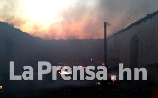 Honduras: Incendio consume iglesia colonial en Lempira