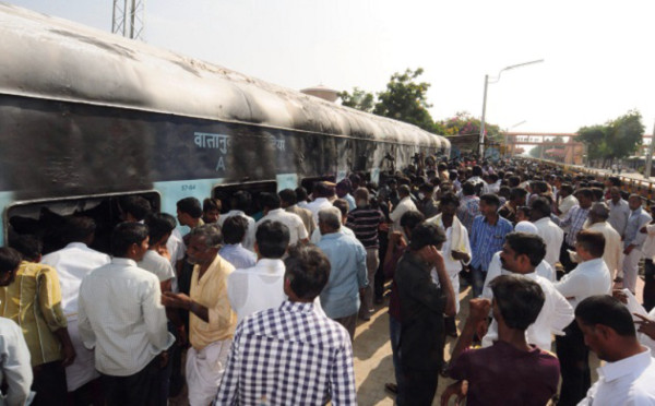 Incendio de tren deja al menos 26 muertos en India