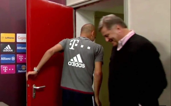 VIDEO: Pep Guardiola se enoja por pregunta y abandona rueda de prensa