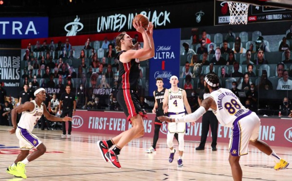 Miami Heat vence a Los Lakers y se mantiene vivo en las finales de la NBA