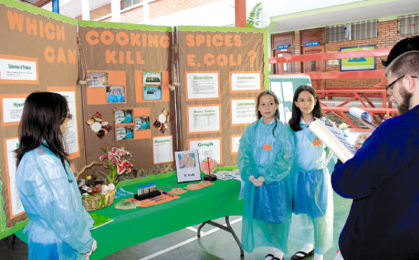 Niños trabajando en la ciencia