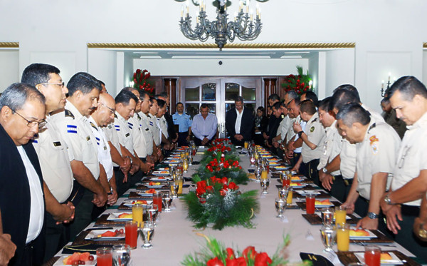 Presidente de Honduras compartió con jefes militares en desayuno