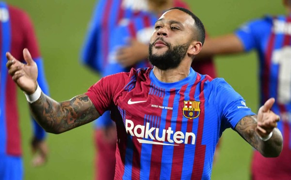 Memphis Depay ha sido el encargado de marcar el primer gol de la era sin Messi en el Barcelona. Foto AFP