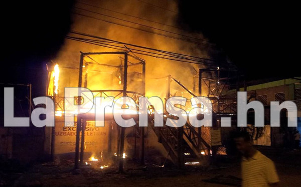Incendio acaba con reconocida discoteca en el norte de Honduras