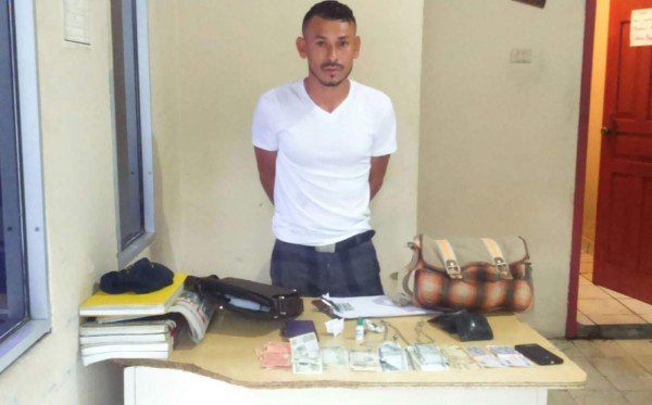 Detienen a hondureño con 18 mil dólares en La Ceiba