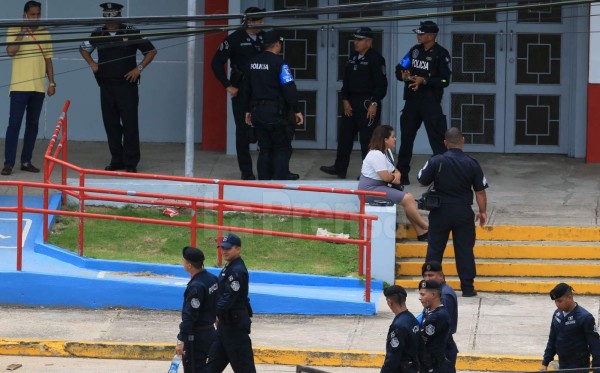 Policía resguarda el Rommel Fernández previo al Panamá - Honduras