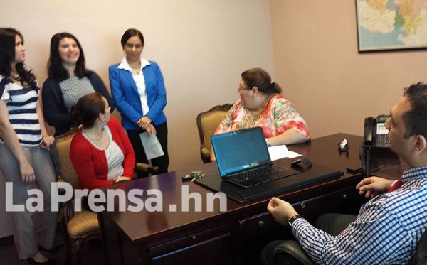 Consulado de Honduras en New Orleans instala sistema de cómputo