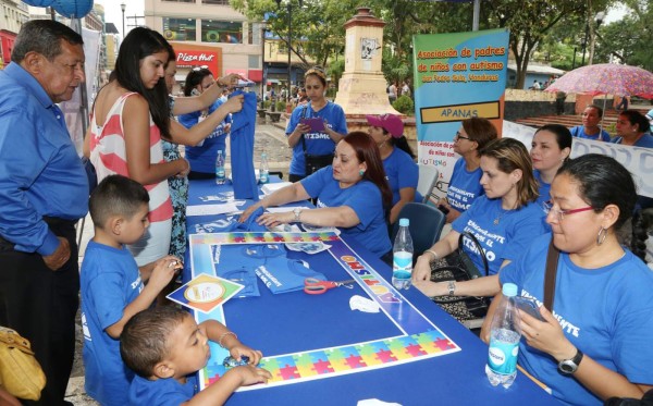 Padres de niños con autismo abogan para que se les integre