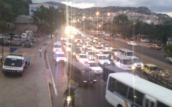 Caos vehicular por bloqueo de un carril del anillo periférico en Tegucigalpa