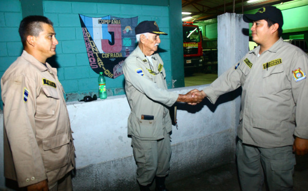 Ricardo Azurdia, un bombero de 92 kilates