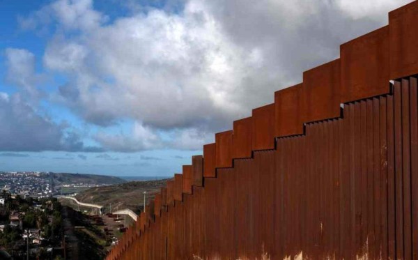 Trump sugiere que podría declarar estado de emergencia para construir el muro