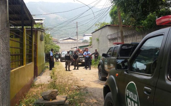 Joven es rescatada de secuestradores que se enfrentaron a policías