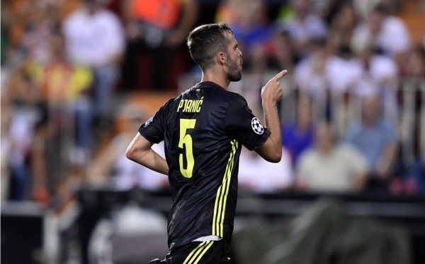 Miralem Pjanić celebrando su gol de penal contra el Valencia. Foto AFP