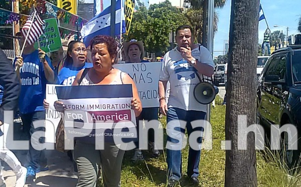 Hondureños marchan en Miami contra deportaciones