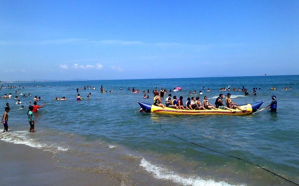 Más de 100,000 hondureños disfrutan de las playas de Tela