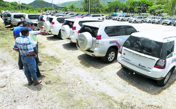 Carros de lujo del Gobierno hondureño llegan saqueados
