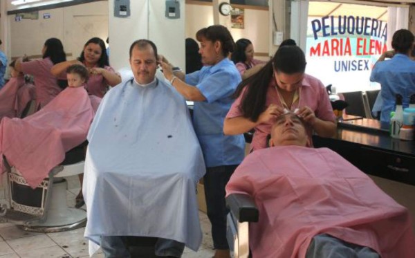 El barberito que trae en la sangre el arte de rasurar