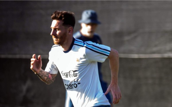 Messi volvió a entrenar aparte y no llegaría al debut ante Chile