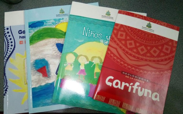 Entregan libros a varias escuelas interculturales
