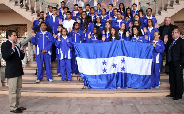 Honduras: Presidente juramenta a nadadores que estarán en Camex
