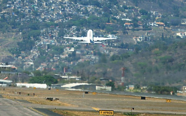 Honduras suspende vuelos en aeropuerto capitalino por humo