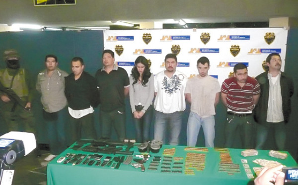 Apresan a Miss Sinaloa con armas y dólares
