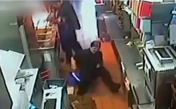 Aceite hirviendo cae sobre una empleada tras deslizarse en el piso