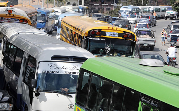 Paralizan el transporte público en la capital de Honduras