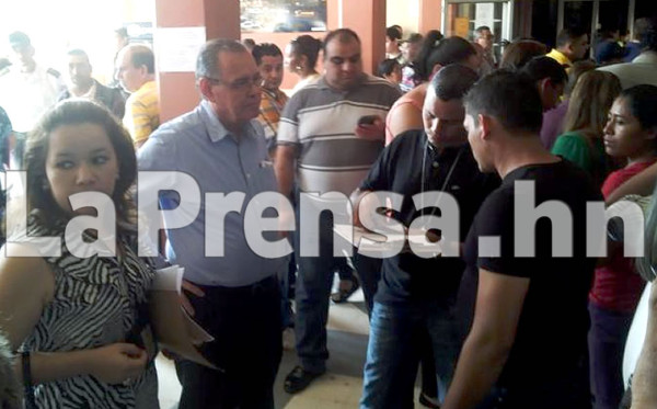 Fiscales continúan revisando la oficina de Ada Muñoz