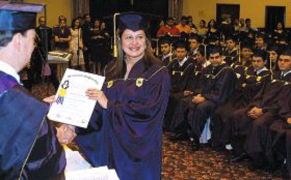 USPS gradúa 220 jóvenes en diversas carreras