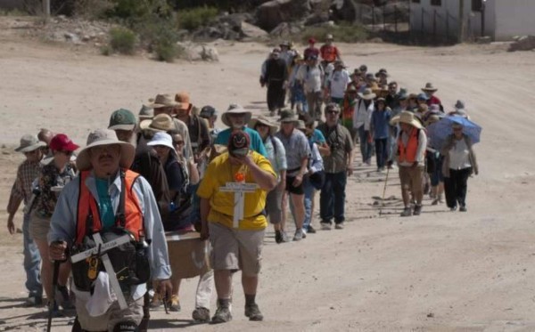 Caminata recorre pasos de migrantes por desierto de Arizona