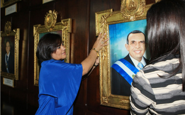 Cantan Las Golondrinas a Lobo y sus ministros