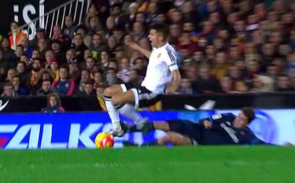 VIDEO: La expulsión de Kovacic por una dura entrada