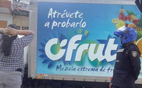 Camión se estrella contra mercadito: un muerto