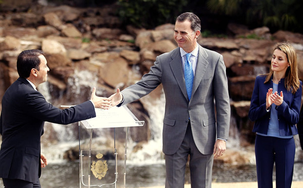 Príncipe llega en el avión que sustituyó en Honduras al averiado