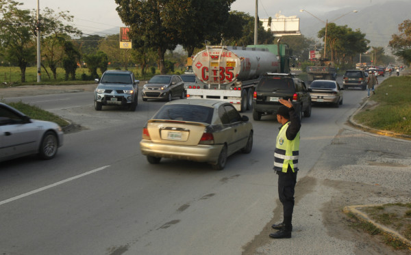 Conductores sampedranos atorados en infernal caos vehicular