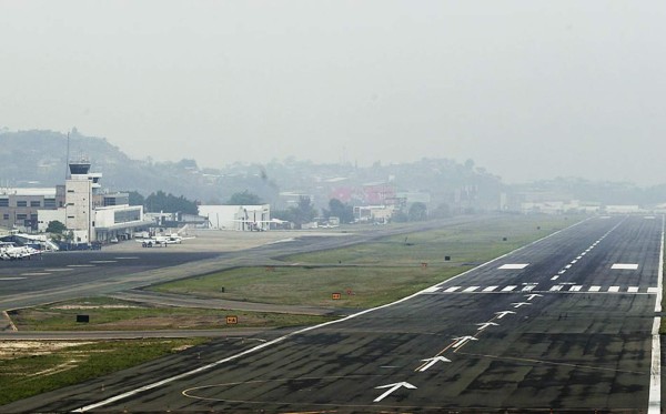 Honduras suspende vuelos en aeropuerto capitalino por humo