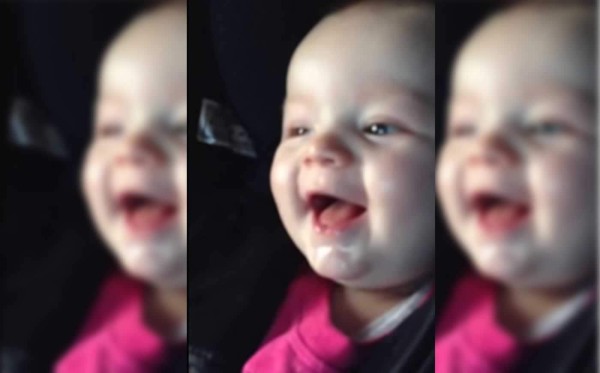 Gran risa le causa a esta bebita hacer burbujas de saliva con la boca. Foto YouTube.