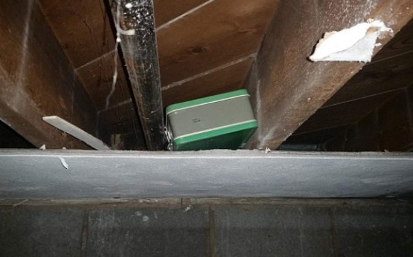 Hallan 'un tesoro' en una maleta oculta en paredes de su casa