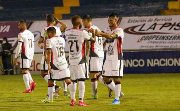 Video: Alex López se luce con golazo en la reanudación del fútbol en Costa Rica