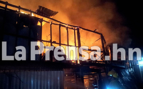 Incendio acaba con reconocida discoteca en el norte de Honduras