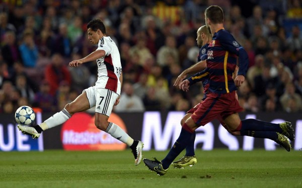 VIDEO: 'Chicharito' se perdió una clara ocasión ante Barcelona