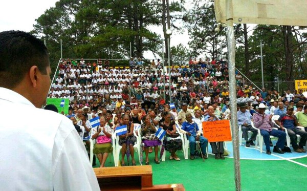 Presidente de Honduras inaugura polideportivos en Olancho