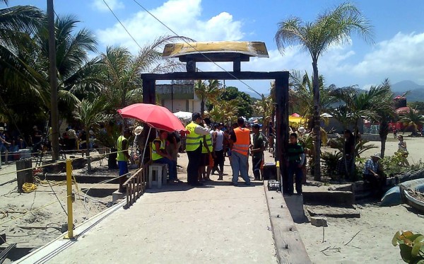 Más de 100,000 hondureños disfrutan de las playas de Tela