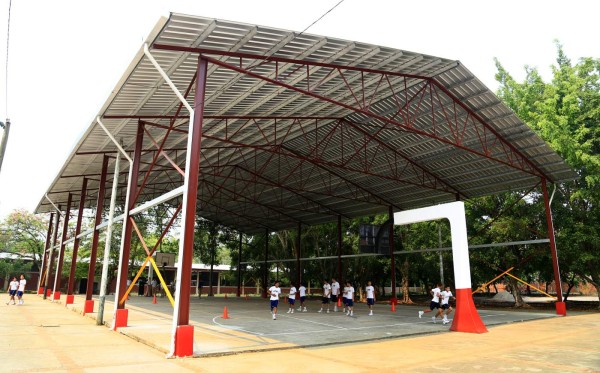 Construyen techo para cancha del Reyes